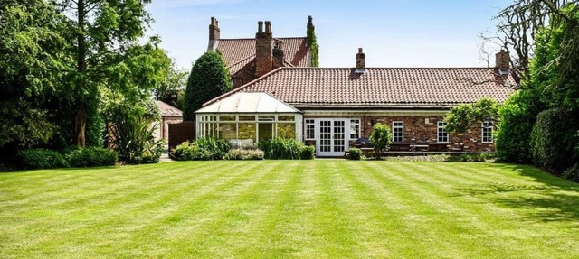 Large open plan cottage in conservation village just outside York. 3 night deals