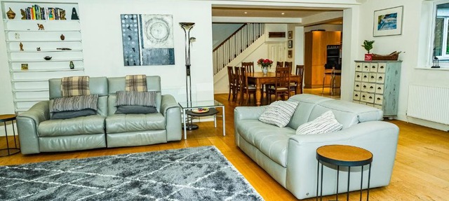 Large open plan villa with garden near the Thames