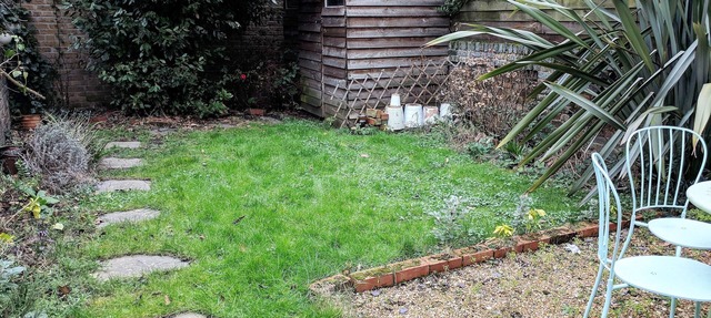 Large quiet garden apartment superking bed in great location 10 minutes to city
