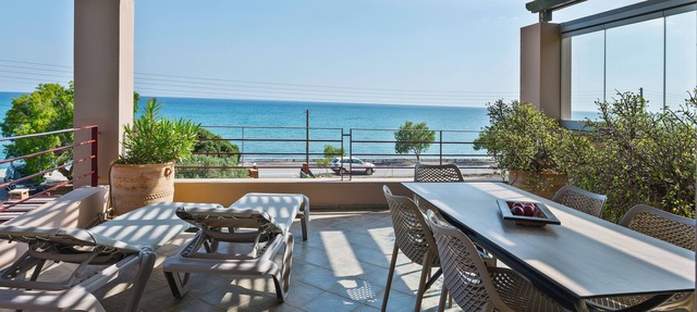 Large spacious vacation home directly on the beach of Keratokampos