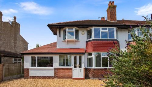 Large Stunning & Modern Home with Private Parking