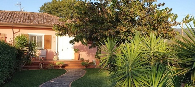 Laughing villa with large garden, pool and parking space