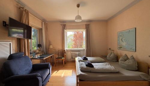 Lautertal Panorama-Suite - Kingsize-Bett & Badewanne & Dusche - Raucherbereich vor überdachten Terrasse - Rosengarten - Parkplätze 15m entfernt- Naturschutzgebiet vor Haustüre - sehr ruhige Gegend - Self-Checkin - 45qm2