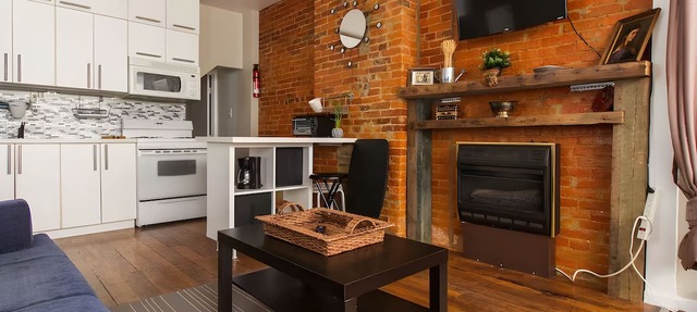 Le Chic Studio with W/D, AC, Private Patio, and fast WiFi in superb Fishtown