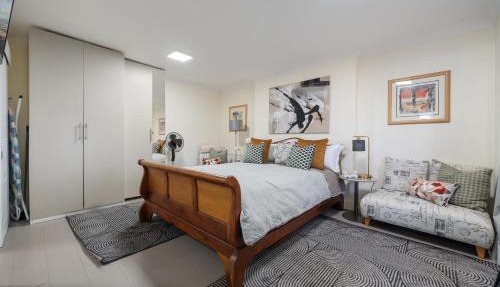 Leamington Park Studio with Parking