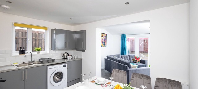 Leeds 4 Bed 2 Bath With Parking