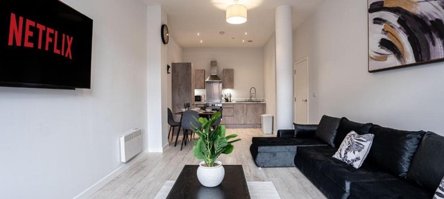 Leeds Dock Riverside Apartment Sleeps 8 and Parking