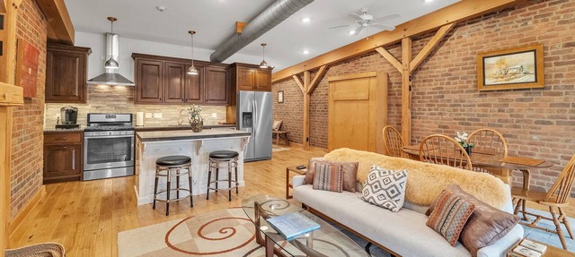 Light-Filled Loft on Abingdon’s Main Street. Sleeps 4, Walk Everywhere