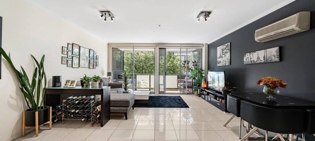 Light-filled, spacious 2 bdrm Prahran apartment with free parking.