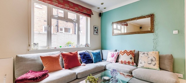 Light, spacious two double bed flat in NWest London. Close to Wembley Complex.