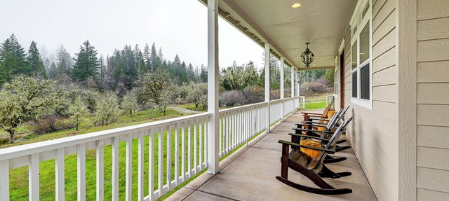 Limpy Creek Access! Family Retreat in Grants Pass