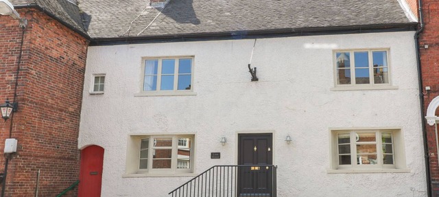 LION HOUSE, family friendly, with a garden in Ashbourne