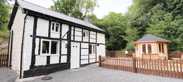 LITTLE MILL, romantic, with hot tub in Llanfair Caereinion