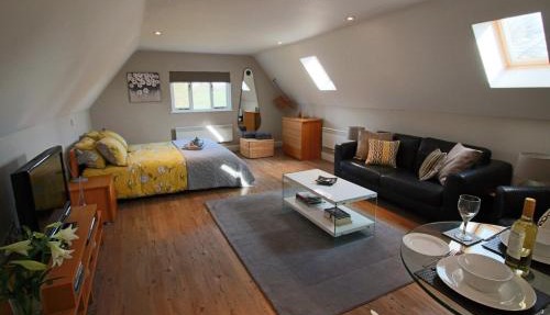 Little Wisteria - Countryside views, Parking and Superking Bed
