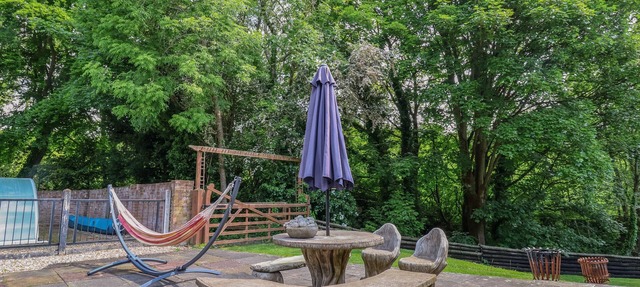 LLYS OFFA, pet friendly, luxury holiday cottage, with pool in Ruabon