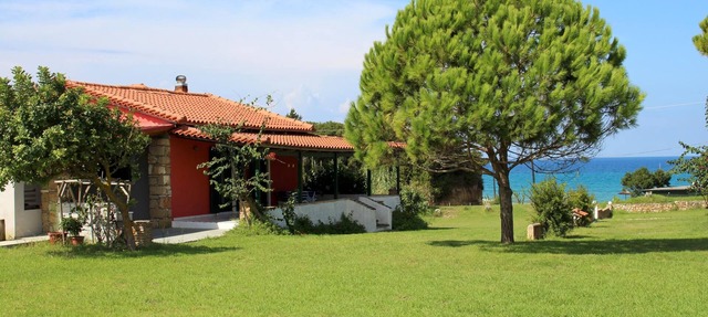 Located directly on the beach, beautiful garden, sea view, wifi | holiday house