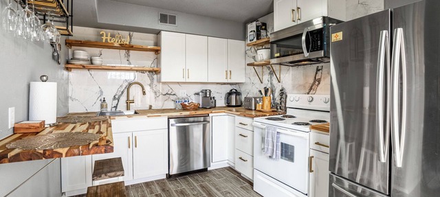 Location!Location.LUXE Condo w/JettedTub by ABQ Uptown at Kingfisher Housing