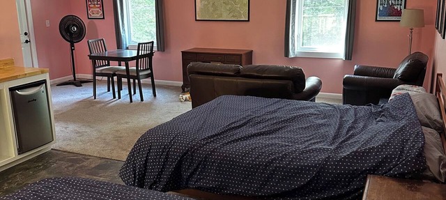 Loft studio in charming Sewanee! Directly on Mt Goat Trail minutes from downtown