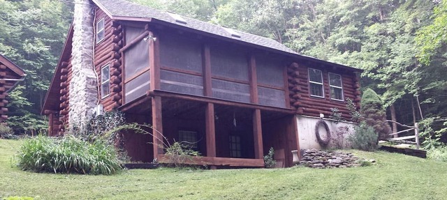 Log Cabin Rental for Eight Guests with Walk-Out Bedroom near Manchester, Vermont