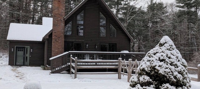 Log Cabin w/fire pit, close to Ski Catamount, Butternut Ski, Great Barrington