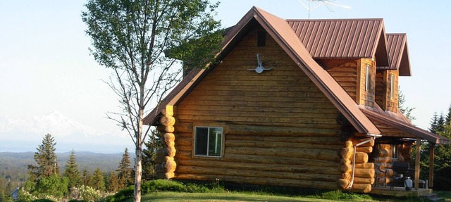 LOG HOME, panoramic ocean and mountain views, private & convenient