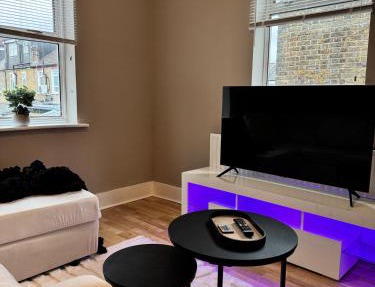 London City Apartment - Modern & Cozy Stay