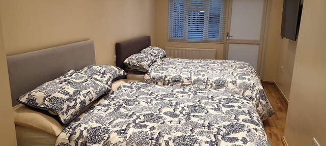 London Luxury 3 Bedroom with 3 On suite Bathrooms and Free Parking Close to Tube