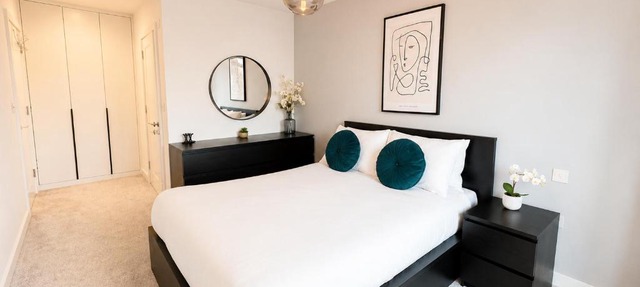London Modern 2Bed 2Bath Flat with Parking Fast WiFi Sleeps 6