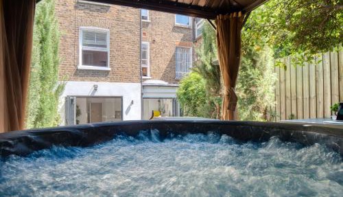 London Queen's Park - hot tub, cinema, games