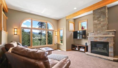 Lovely 3BR with Workspace Views Near Skiing Parks