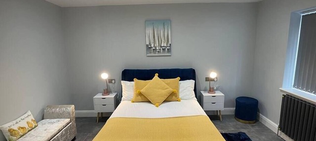 Lovely 4 bedroom House-Sleeps 8 - Free Parking