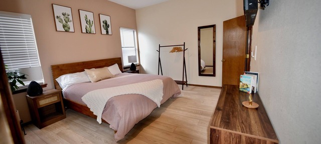Lovely adobe abode in Albuquerque with WiFi, AC, Fire Pit, Hot Tub
