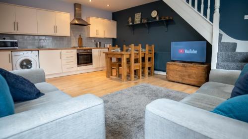 Lovely Coach House with Free Parking
