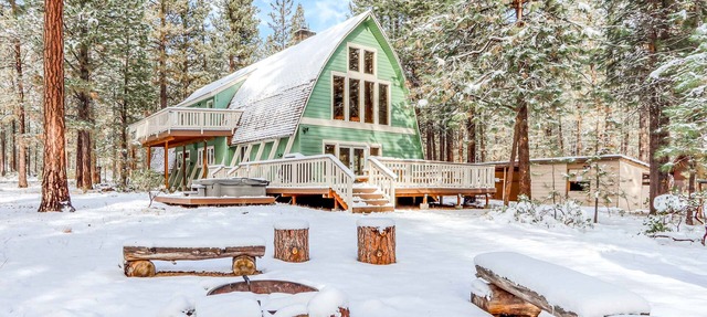 Lovely home by waterfalls with firepit, hot tub & washer&dryer - dog-friendly