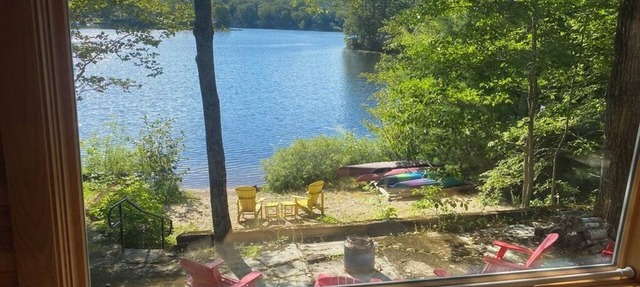 Lovely lakefront cottage, filled with light