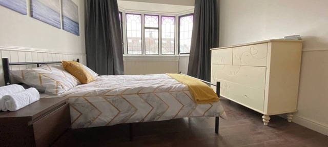 Lovely Residential House - 15 mins from London
