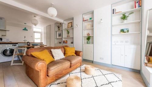 Lovely self-contained basement studio with kitchen