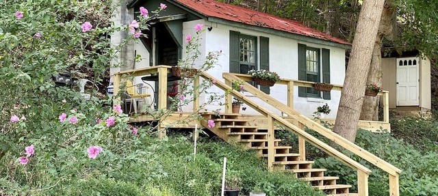 "Lovely Tiny House Rental for a Romantic Getaway in Shepherdstown, West Virginia