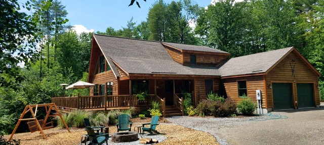 Lower walk out level, 1 Bedroom and Studio Queen Apartment in Country Cabin