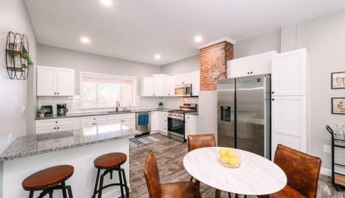 LUX 2.3k SQFT, Game Room, Parking, Sleeps 10 Plus