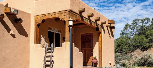 Luxe Adobe - 2-BR, 2-Bath townhouse, double-living rooms, cook's kitchen, cedar deck, garden
