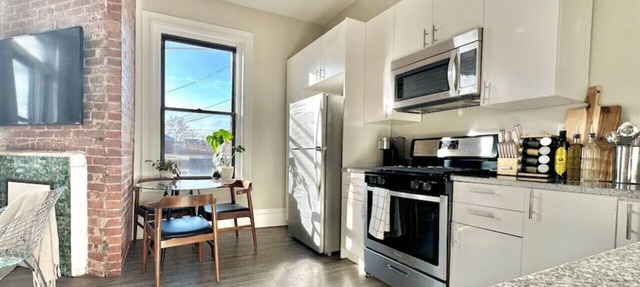 Luxe Bloomfield Apt | Free Parking | UPMC/Pitt/CMU