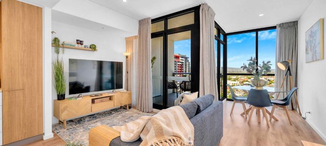 Luxe on Franklin with Car Park, Lap Pool, Sauna, BBQ