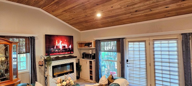 Luxe Studio Vaulted Ceilings-Private Entry-Parking