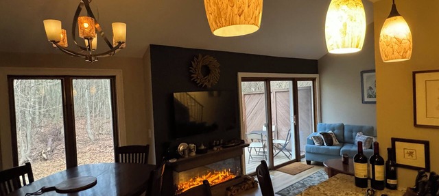 Luxurious 2-BR, 2-full bath townhome in lovely Colonie. Garage, deck, 1-TB WiFi
