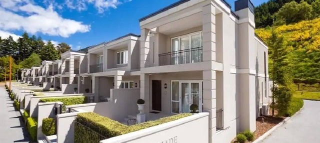 Luxurious 3BD/2BR villa with lake views, designer interiors, flat walk-to-town!