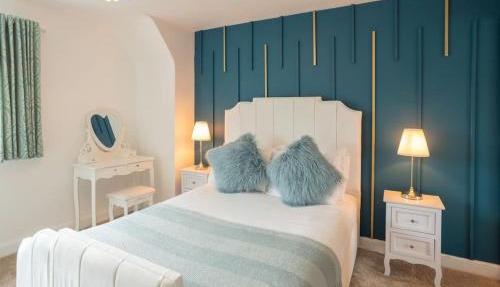Luxurious 4 Dbl Bedroom house- home away from home