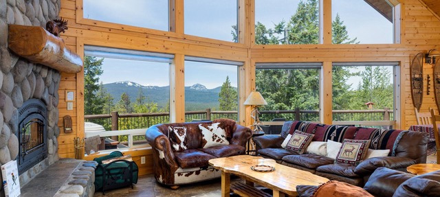 Luxurious Chalet Retreat: Breathtaking Views, Hot Tub, BBQ, and Fireside Comfort