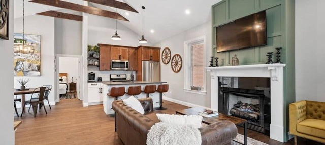 Luxurious Design | Easy Access to Downtown Pittsburgh | Sleeps 4