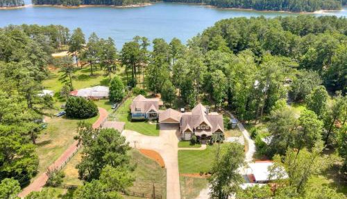 Luxurious Lake Front Estate, Sleeps 20, Game Room and Pet Friendly